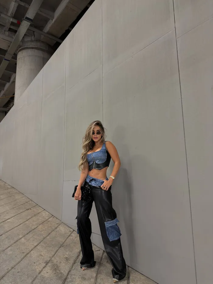 Conjunto KUO Boutique Cuero con Jeans